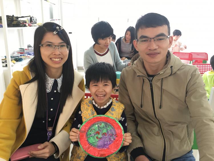是画画，更是一家人的欢乐时光.jpg