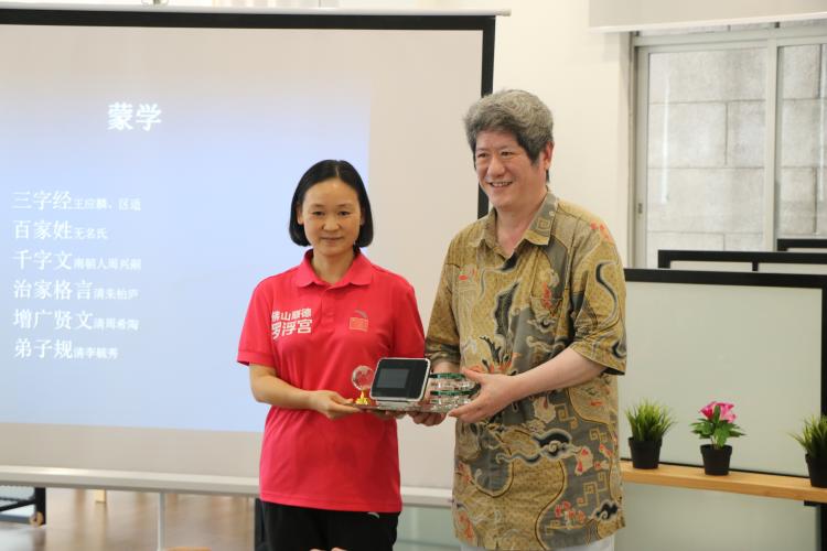 1527557996190190.jpg 宣办常务副主任郑一玲向刘岭峰教授致送纪念品.JPG