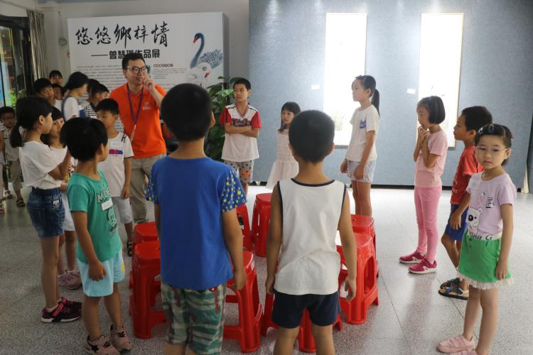 参与者在玩抢凳子游戏.jpg