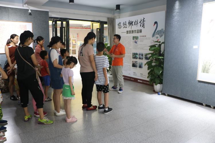 社工在讲解活动的目的.JPG
