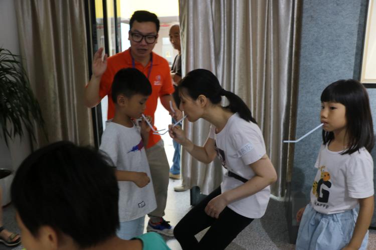 参与者在进行“环环相扣”的游戏.JPG