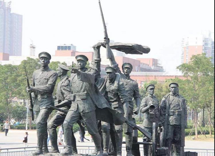 屹立在珠江边的广州起义雕塑